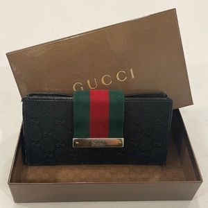 Authentic GUCCI continental wallet Heritage collection